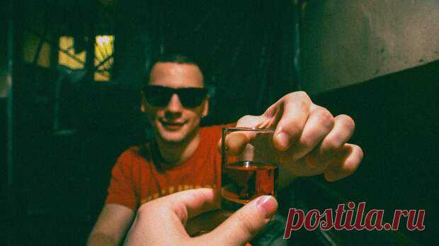 (99+) Как быстро избавиться от перегара — нарколог назвал 4 надежных способа - MAXIM Online - 16 августа - 43822290991 - Медиаплатформа МирТесен Спойлер: жевательная резинка не поможет. Хорошо, если на следующий день после качественного отдыха не надо никуда идти и ни с кем встречаться. А если с утра на работу или же на свидание? А от вас пахнет так, что на пять метров подходить опасно. «Перегар — это следствие распада спирта, — говорит - 16 августа - 43822290991 - Медиаплатформа МирТесен