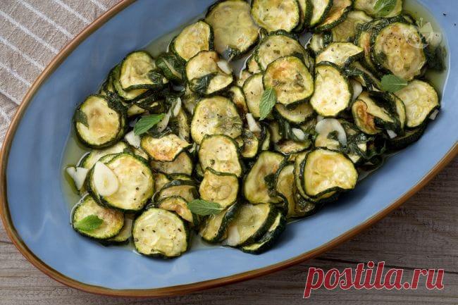 Zucchine a scapece Le zucchine a scapece sono tipiche della cucina campana. Le zucchine, una volta fritte, vengono condite con un delizioso intingolo di aceto e menta!