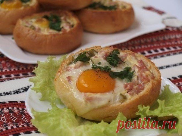 Вкусная закуска и быстрый сытный завтрак.

Ингредиенты:

- Булочки 6 шт
- Яйца(лучше перепелиные) 6 шт
- Ветчина 120 г
- Солёные огурцы 1 шт
- Масло сливочное 90 г
- Молоко 3 ст.л.
- Майонез 3 ст.л.
- Горчица готовая 1 ч.л.
- Перец чёрный молотый по вкусу
- Зелень(укроп,петрушка) по вкусу