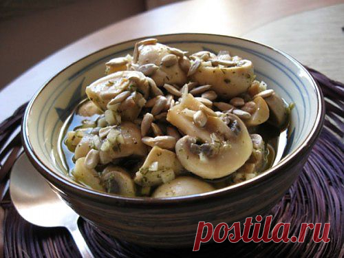 Шампиньоны с чесночным маринадом и семечками / Простые рецепты