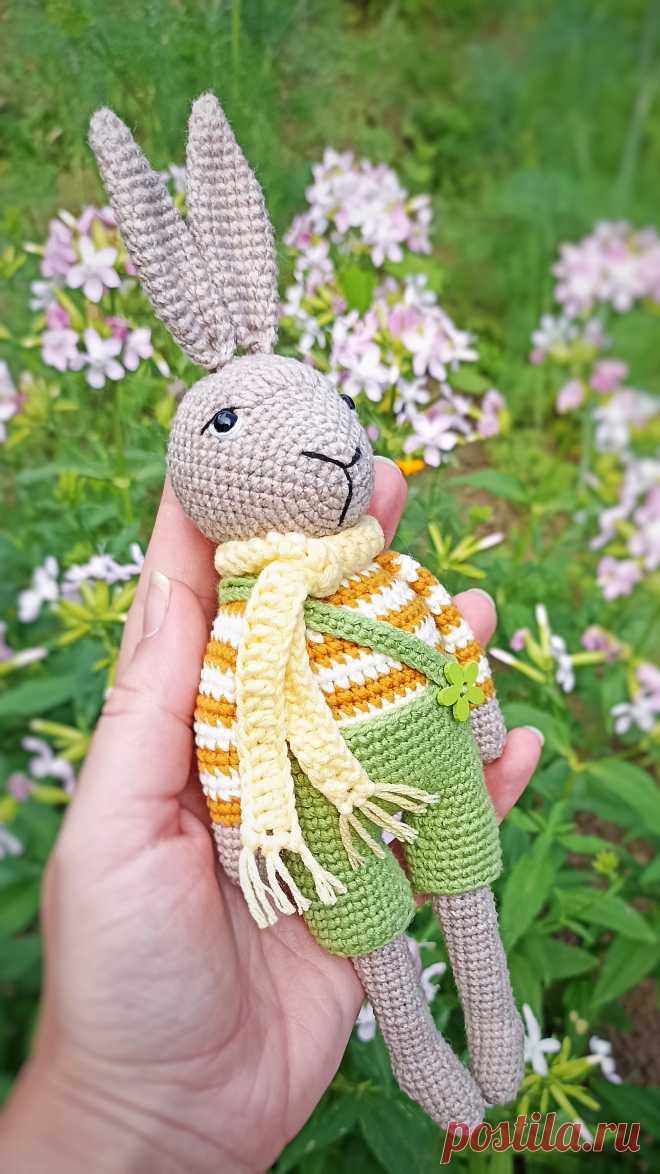 PDF Зайка крючком. FREE crochet pattern; Аmigurumi animal patterns. Амигуруми схемы и описания на русском. Вязаные игрушки и поделки своими руками #amimore - зайка в комбинезоне, заяц, зайчик в штанишках, кролик, зайчонок, крольчонок.