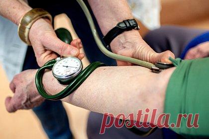 Кардиолог назвал способ правильно снижать давление. Кардиолог Азизхон Аскаров назвал способ правильно снижать давление. В первые два часа, сказал врач, давление выше, чем 160 миллиметров ртутного столба можно понизить только на 20-30 пунктов. До привычного для человека давления показатели корректировать необходимо в течение суток, отметил Аскаров.