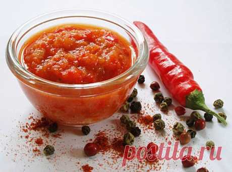 Необычный рецепт АДЖИКИ...из кабачков! . Она имеет какой-то особый вкус, немного кисло-сладкая и острая, но одновременно очень мягкая и нежная.