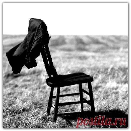 И вот однажды, 
когда ты перестанешь различать краски, 
научишься путаться среди толпы, цепляясь кончиками пальцев за любые обстоятельства и причины исчезнуть. 
Однажды, когда ты станешь путать себя с дождем, 
когда будешь состоять из одних только букв, без запаха, без ощущений и обещаний, когда ты станешь сливаться с небом, вот тогда, вот тогда все окончательно станут понимать тебя. 

Все станут понимать - тебя нет. 

Милена Райт

LiKingQueen