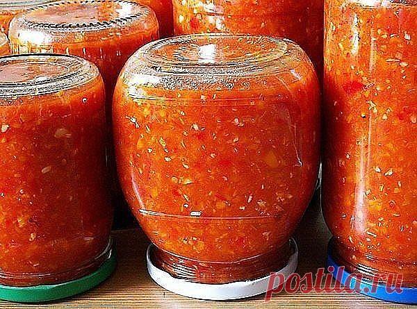 Аджика: 17 рецептов на любой вкус 

Рецепт №1
5 кг помидоров, 1 кг сладкого перца, 16 штук горького перца, 300 г чеснока, 0,5 кг хрена, 1 стак. соли, 2 стак. уксуса, 2 стак. сахара.
Все перемолоть на мясорубке, включая семечки из перца (в нем обрезаются только хвостики и внутри он не вычищается), добавить сахар, соль, уксус, дать постоять минут 50, разлить по бутылкам. Кипятить не нужно. Хранится хорошо в бутылках без холодильника.

Рецепт №2
200 г чеснока, 4 палочки хрена...