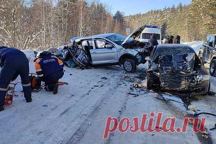 Девять человек пострадали в ДТП на трассе в российском регионе. Девять человек пострадали в лобовом столкновении автомобилей на трассе Белорецк — Учалы — Уралтау в Башкирии. В результате столкновения Skoda Octavia и Nissan Qashqai пятеро взрослых и четыре ребенка в возрасте от 3 до 14 лет получили травмы различной тяжести. Из них семерых госпитализировали в больницу Белорецка.