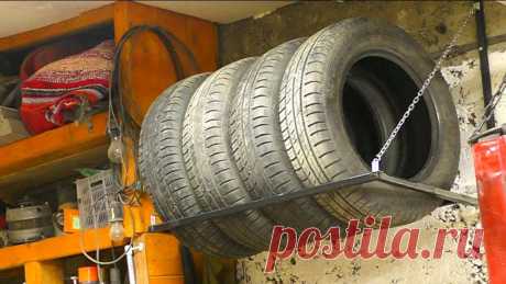 Полка для хранения автомобильных шин Иногда не хватает мета для хранения сезонных шин, и не хочется чтобы они просто валялись в гараже. Задача сделать удобное место для хранения. Материалы: Квадратная металлическая труба сечением 20х20 мм. Дрель. Маркер.Сварочный аппарат или болты. Кусок цепи. Болгарка. Отрезаются два куска трубы 76