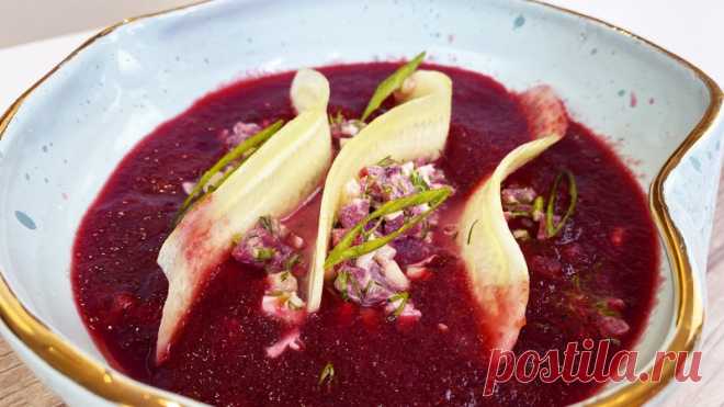 Свекольник холодный или Холодный борщ (Холодник) - то, что нужно каждому в летний жаркий день! Вкусный, освежающий холодный суп - Свекольник холодный или Холодный борщ, или Холодник - то, что нужно каждому в летний жаркий день. Очень вкусно!СМОТРИТЕ ТАКЖЕ:  ▶ Летние рецепты ▶ Первые блюда рецепты  Ингредиенты:  Свекла - 2 шт. Коренья петрушки -  по вкусу Лавровый лист - 2 шт. Лук...