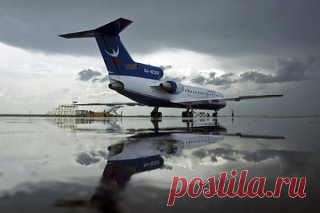 В российском городе возникла угроза авиакатастроф из-за птиц на свалках. На мусорных свалках, расположенных недалеко от аэропорта в Кургане, заметили стаи птиц, из-за которых возникла угроза авиакатастроф. В суд с требованием о ликвидации скоплений мусора обратился транспортный прокурор. Власти города считают, что мусор с территории должен убрать владелец участка.