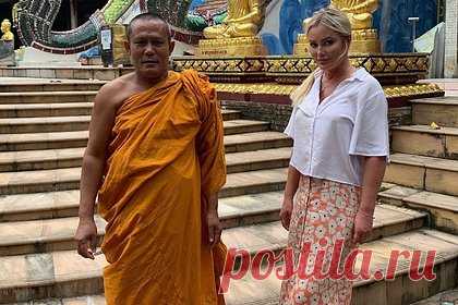 Скандальная телеведущая получила выговор за непристойное поведение в Таиланде. Скандальная телеведущая Дана Борисова поделилась случаем, который произошел с ней во время отдыха в Таиланде. Как объяснила Борисова, она с дочерью отправилась в буддистский храм на острове Самуи, где захотела сфотографироваться в обнимку с монахом, — за жест, считающийся в Таиланде непристойным, она получила выговор.