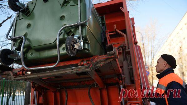 В Дагестане мусоровоз провалился в асфальт