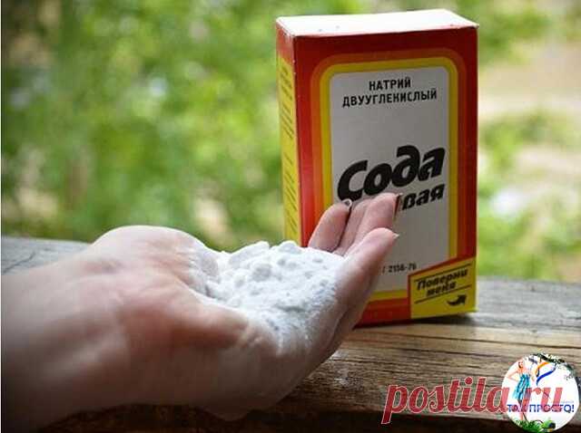 ХИТРИМ С СОДОЙ. 
1. Не платите за дорогой смягчитель для мяса – это та же наша сода, но в фантике красивом. Вам нужно, чтобы мясо быстро прожарилось-протушилось, да еще чтобы мягким было? Губа не дура, все хотят эдак-то. Что делаем? Натерли кусок содой и на несколько часов в холодильник. Перед готовкой я замачиваю мясо в проточной воде, удаляю остатки соды, чтобы их на дух не было. Даже старую воловину таким манером можно под телятинку молодую скосить. 
2. Как проверить со...
