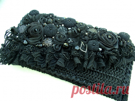 Сумочка савязанна крючком из атласных лент и отделана цветочками