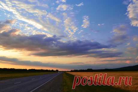 Небо над оранжевым полем. Адыгея. Между Майкопом и Хаджохом.