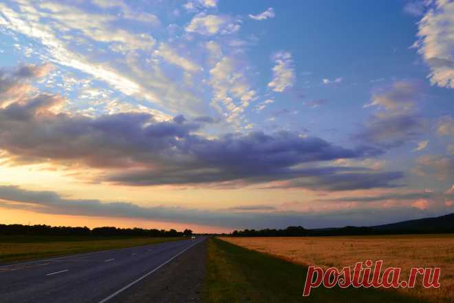 Небо над оранжевым полем. Адыгея. Между Майкопом и Хаджохом.