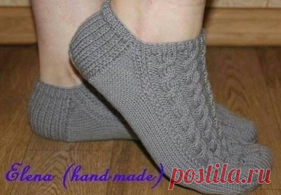 #Подследники на двух спицах 
#Следки вяжутся на двух спицах. Они очень удобные при носке и красиво смотрятся на ноге. Вяжутся из остатков пряжи, но лучше всего использовать пряжу, в составе которой больше шерсти, т.к. они будут теплые и повторять форму вашей ноги.