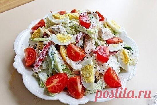 Диетический куриный салатик 

Этот вкусный, сытный и полезный салатик

Ингредиенты:

Филе куриное — 400 г
Капуста китайская — 200 г
Огурец — 1 шт.
Перец сладкий — 2 шт.
Йогурт — 200 г
Масло оливковое — 2 ст. л.
Помидоры — 4 шт.
Яйца куриные — 2 шт.
Соль — по вкусу
Перец черный — по вкусу

Приготовление: 

1. Куриное филе нарезать на не слишком толстые кусочки (каждый весом примерно 100 г). Слегка отбить молоточком.Посолить и поперчить. Обжарить на сковороде-гриль в 1 ст. л...