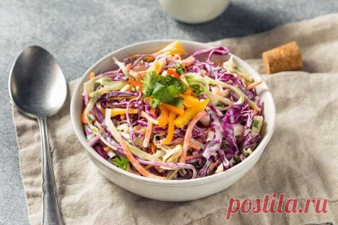 Готовим постные салаты: 7 вкусных и простых рецептов
Полезные, вкусные и, самое главное, не содержащие ничего запрещённого во время Великого Поста – готовим постные салаты.

Они не содержат продуктов животного происхождения: мяса, рыбы, молока и яиц. Хороши не только в пост – прекрасно годятся для лёгкого перекуса, вписываются в различные диеты. Словом, ничего, кроме пользы.