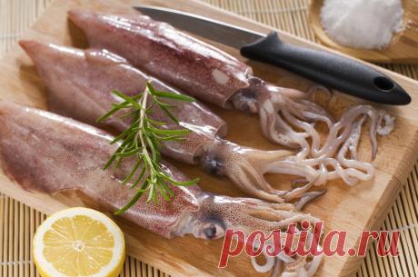 Как приготовить вкусное блюдо из кальмаров? Делюсь секретами! Кальмары… М-м-м! Вкусно. Быстро и дешево. Вспоминается одна история десятилетней давности. Пригласила я в гости друзей. Хотела их удивить — порадовать разносолами. Наготовила всего-всего. А на горячее — фаршированных кальмаров. Ели, нахваливали. А после горячего — тишина. То есть совсем никаких эмоций. Не понравилось?