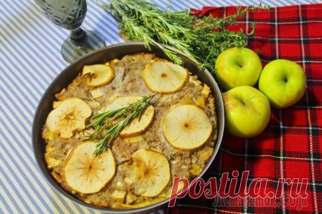 Осенний пирог со свининой, яблоками и травами
