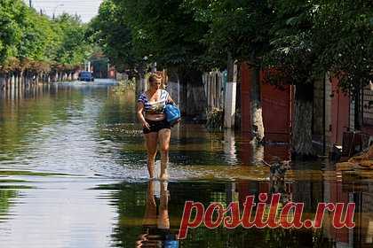 Вода сошла более чем с половины затопленных домов в Херсонской области. Вода сошла более чем с 50 процентов домов, которые были затоплены в Херсонской области после разрушения Каховской ГЭС, в них вернулись более 300 человек. «В районы с нарушенным водоснабжением в результате наводнения налажена доставка продуктов питания, а также подвоз бутилированной питьевой воды», — рассказали власти.