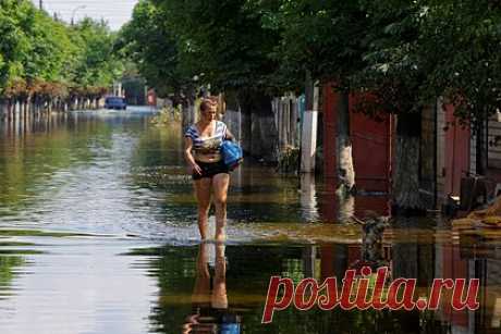 Вода сошла более чем с половины затопленных домов в Херсонской области. Вода сошла более чем с 50 процентов домов, которые были затоплены в Херсонской области после разрушения Каховской ГЭС, в них вернулись более 300 человек. «В районы с нарушенным водоснабжением в результате наводнения налажена доставка продуктов питания, а также подвоз бутилированной питьевой воды», — рассказали власти.