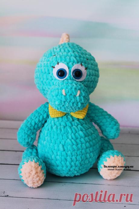 PDF Дино. FREE amigurumi crochet pattern. Бесплатный мастер-класс, схема описание для вязания амигуруми крючком. Игрушки своими руками! Динозавр, динозаврик, dinosaur, dinosaurio, dinossauro, dinosaure, dinosaurier, 恐竜, dinozaur, dinosaurus. #амигуруми #amigurumi #amigurumidoll #amigurumipattern #freepattern #freecrochetpatterns #crochetpattern #crochetdoll #crochettutorial #patternsforcrochet #вязание #вязаниекрючком #handmadedoll #рукоделие #ручнаяработа #pattern #tutorial #häkeln #amigurumis