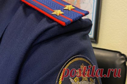Российский полицейский снял с умершего золотые цепочки и получил срок. В Екатеринбурге суд приговорил к трем годам условно бывшего полицейского за кражу двух золотых цепочек у умершего. 4 августа 2021 года правоохранитель прибыл по вызову на улицу Крауля, где в припаркованном у дома автомобиле находилось тело мужчины. Во время осмотра он заметил на шее умершего две золотые цепочки и снял.
