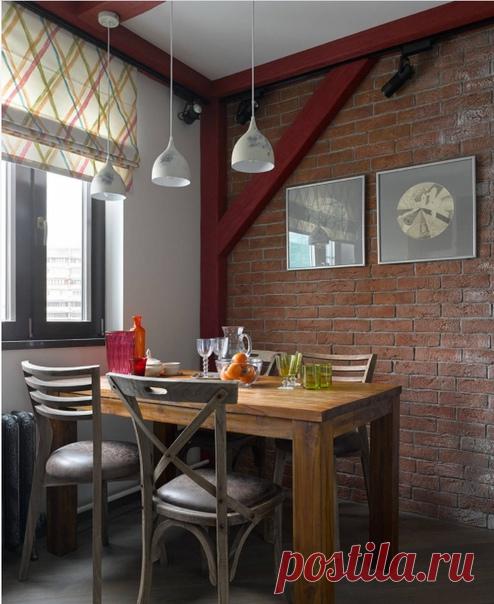 Открытая гостиная комната в стиле лофт с темным паркетным полом, подвесным камином, фасадом камина из металла.