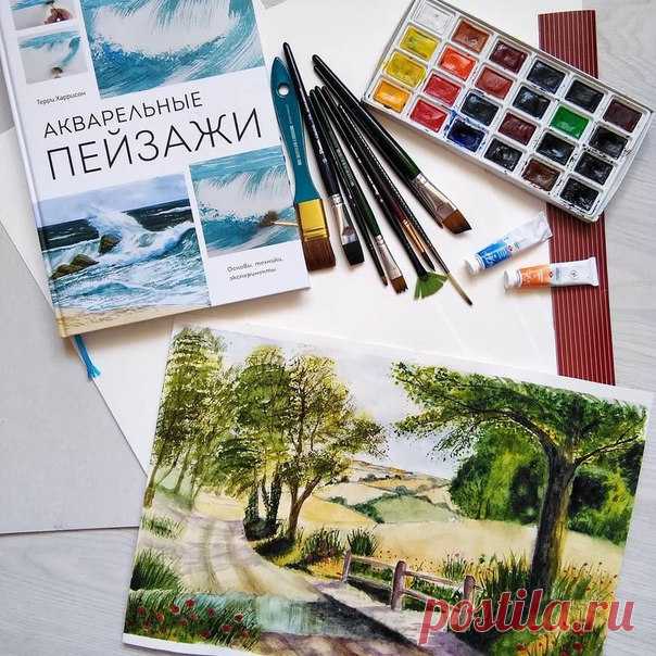 Делимся рисунком нашей читательницы Марины Сафоновой @poohlyash, созданным по мастер-классу «Маки у брода» из книги «Акварельные пейзажи»: ⠀ «Когда купила книгу, честно рассматривала её с открытым ртом. В книге 10 уроков по созданию пейзажей, а также техники рисования разными кистями. Помимо этого, много очень красивых работ, которые автор создал специально для копирования». ⠀ Попробуйте повторить один из мастер-классов по ссылке 👇