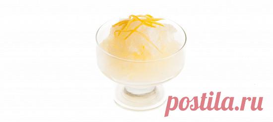 Итальянская лимонная гранита. Видеорецепт Смешать 2 стакана воды с сахаром в сотейнике, довести до кипения на среднем огне. Варить, постоянно помешивая, пока сахар полностью не растворится. Добавить соль, перемешать и снять с огня.