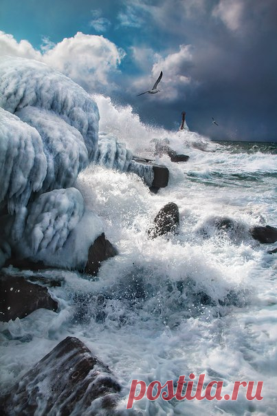 Морской торговый порт в городе Холмске, Сахалинская область. Автор фото – Буревестник И: nat-geo.ru/photo/user/341157/