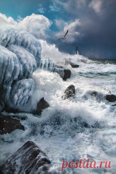 Морской торговый порт в городе Холмске, Сахалинская область. Автор фото – Буревестник И: nat-geo.ru/photo/user/341157/