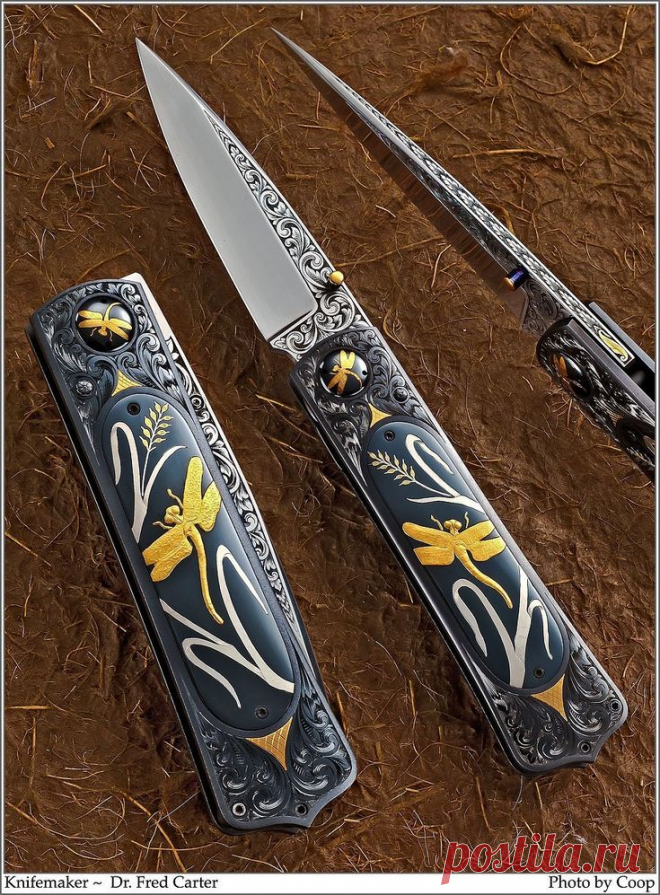 Нож складной от Dr. Fred Carter. Гравировка. Растительный орнамент. Всечка желтым и белым металлом. Чернение.