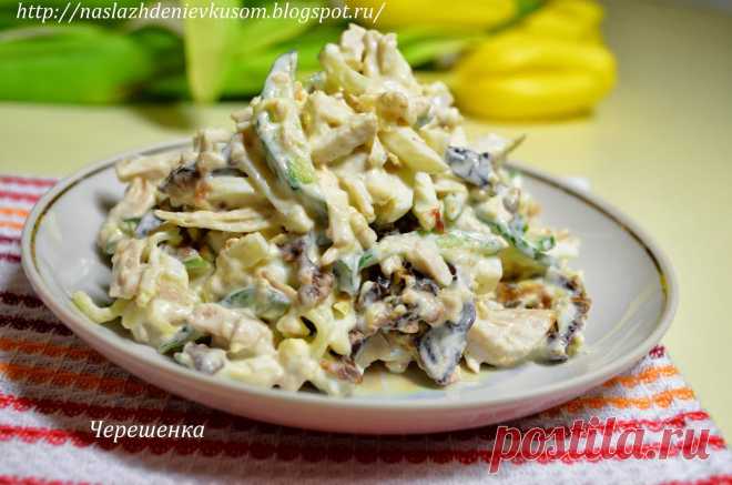 Наслаждение вкусом: Салат «Курица с черносливом, сыром и свежим огурцом»