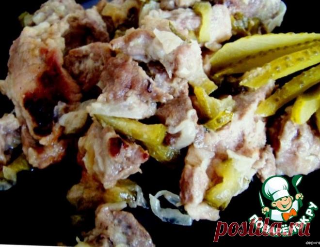 Мясо с солеными огурцами 