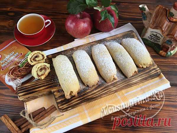 Трубочки с яблоками: рецепт фото Рецепт с фото покажет, как приготовить вкусные запеченные трубочки с яблоками. Десерт понравится и взрослым и детям, и готовится очень легко.