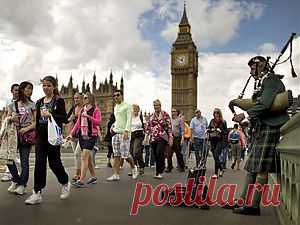 3D виртуальные путешествия по улицам Лондона | Лондон — это, пожалуй, легенда и гордость Англии, один из самых прекрасных городов мира! Здесь размещены банки, фирмы, учреждения. Он привлекает внимание туристов. Используйте стрелки навигации в левом верхнем углу. Наведите мышку на линию или кликните по картинке внизу и с помощью стрелок клавиатуры передвигайтесь внутри нее