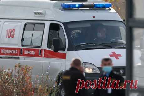 Двое россиян погибли в ДТП с участием главы отдела ГИБДД. В Алтайском крае на трассе погибли два человека в ДТП с участием начальника районного отдела ГИБДД. Авария произошла у села Шипуново. Автомобиль, за рулем которого находился полицейский, врезался в припаркованную на обочине машину. В МВД указали, что гаишник был в отпуске и трезв. Он получил травмы и госпитализирован.