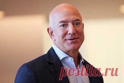 Джефф Безос продал акции Amazon на два миллиарда долларов. Основатель Amazon Джефф Безос продал акции компании на два миллиарда долларов. Миллиардеру принадлежит около 10 процентов акций Amazon — 976 миллионов. Из них он продал около одного процента — 12 миллионов акций. Безос продает ценные бумаги компании впервые более чем за два года.