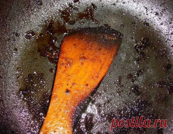 Как очистить сковороду от нагара. Видео - Woman's Day