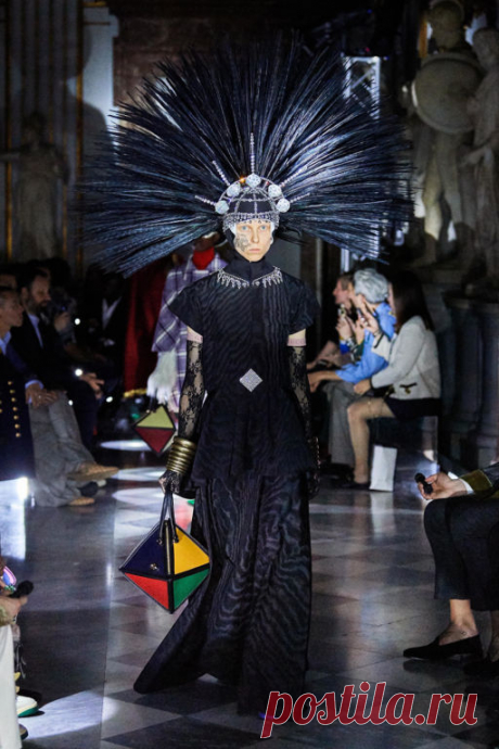 Gucci — самый влиятельный бренд этого года Gucci круиз 2020Два раза в год поисковая система Lyst, которая заточена под поиск вещей и брендов, составляет список наиболее влиятельных компаний в мире