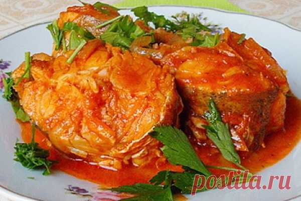 Сочная и вкусная рыба с овощами в томате. Никто не откажется! 
Ингредиенты:

Рыба – 1 кг.
Лук – 5 шт.
Морковь – 2 шт.
Томатный сок – 1 стакан.
Растительное масло для жарки
Мука для панировки
Лавровый лист, соль и перец по вкусу
Приготовление:
Очистить рыбу от че…