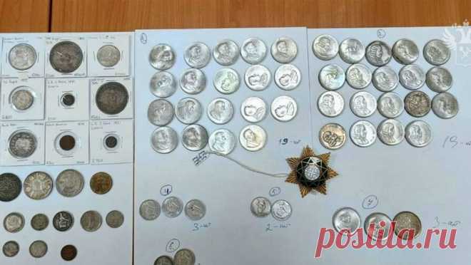 Россиянина со старинными монетами в ботинке задержали на границе. Сотрудники аэропорта Домодедово обнаружили у пассажира старинные монеты, которые он привез из заграничной поездки. Об этом сообщили в пресс-службе Федеральной таможенной службы (ФТС) РФ. Мужчина прибыл рейсом из Дубая. При прохождении ...