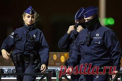 Стало известно об обнаружении кокаина в офисе бельгийского министра. В Бельгии сотрудники полиции обнаружили не менее 50 упаковок с кокаином в офисе министра образования региона Валлония Каролины Дезир. Об этом со ссылкой на источники сообщает издание DH. До этого по обвинению в продаже наркотиков полицейские арестовали сотрудника аппарата министра Вана Хаелена.