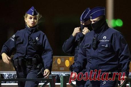 Стало известно об обнаружении кокаина в офисе бельгийского министра. В Бельгии сотрудники полиции обнаружили не менее 50 упаковок с кокаином в офисе министра образования региона Валлония Каролины Дезир. Об этом со ссылкой на источники сообщает издание DH. До этого по обвинению в продаже наркотиков полицейские арестовали сотрудника аппарата министра Вана Хаелена.