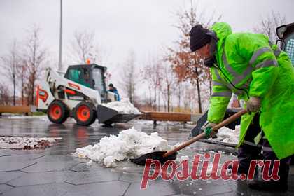 Задолжавших за услуги ЖКХ россиян предложили привлечь к уборке снега. Заместитель председателя комитета Госдумы по строительству и ЖКХ Светлана Разворотнева предложила привлекать россиян, задолжавших за жилищно-коммунальные услуги (ЖКУ), к уборке снега. По мнению депутата, когда ресурсов коммунальных служб не хватает, можно задействовать в снегоуборочных работах обычных граждан.