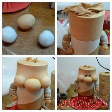 #ПервыйТворческий
Домовой
Для создания этого обережка нам понадобятся:
1. Катушки от скотча, полипропиленовых лент (как в данном случае) или что-то, чем Вы сможете заменить. Например, обрезок трубы или рулона, оставшегося от линолеума.
2. Одноразовые ложки.
Показать полностью…