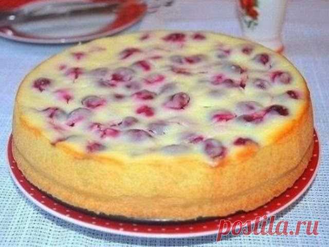 ТВОРОЖНЫЙ ПИРОГ С ВИШНЕЙ    Вкусный пирог с вишней и творогом. Готовить его несложно, в результате имеем очень приятное сочетание кислой ягоды и сладкого творожного ...