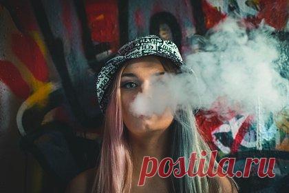 Врачи опровергли заблуждение о безопасности электронных сигарет и вейпов. Врач-педиатр Екатерина Кирюшина и психиатр-нарколог Марина Калюжная опровергли заявление, что вейпы и электронные сигареты безопаснее традиционных. По их словам, в состав жидкости для парения входят вещества, которые вызывают воспаление или рак. А во многих якобы безникотиновых смесях присутствует солевой никотин.